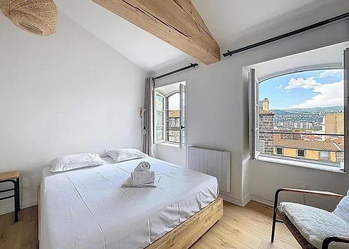 Vue Cathedrale Lumineux & Equipe En Plein Centre *